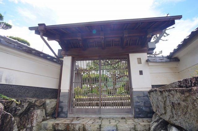 【外観】 | 奈良県御所市大字栗阪329-2 | 石階段を上るとある門扉です。