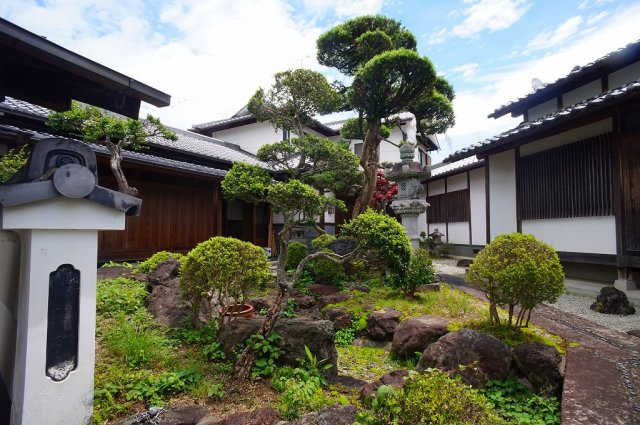 【庭】 | 奈良県御所市大字栗阪329-2 | 門扉からお庭を眺めつつ玄関へ。