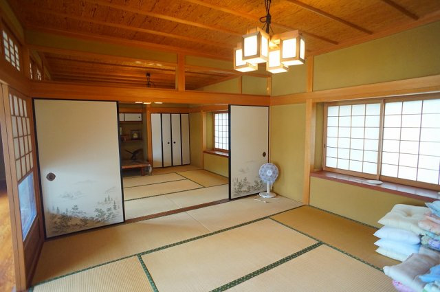 【内装】 | 奈良県御所市大字栗阪329-2 | 敷地北側「和室8帖」と「和室8帖」の続き間です。