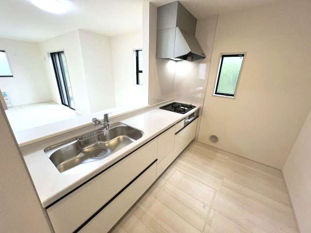 青梅市長淵３丁目　新築戸建全7棟のキッチン|ご家族やお客様との会話も楽しめる対面キッチン