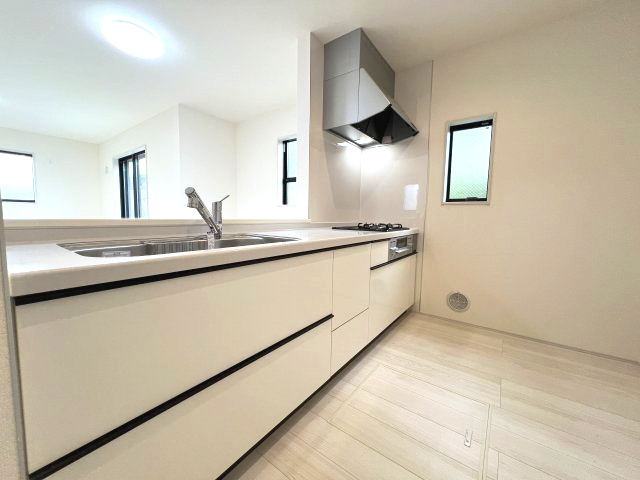 青梅市長淵３丁目　新築戸建全7棟のキッチン|床下収納も完備