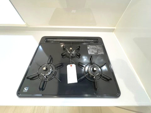 青梅市長淵３丁目　新築戸建全7棟のキッチン|三口ガスコンロ