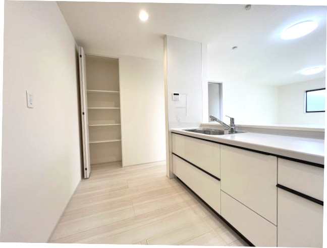 青梅市長淵３丁目　新築戸建全7棟のキッチン|キッチン横には収納完備｡