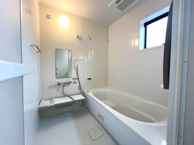 青梅市長淵３丁目　新築戸建全7棟の浴室|優しい色合いのパネルでゆったりとしたバスタイムが過ごせそう