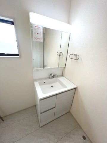 青梅市長淵３丁目　新築戸建全7棟の独立洗面台|三面鏡タイプ洗面化粧台｡鏡の角度を変えることで身だしなみチェックしやすいです｡