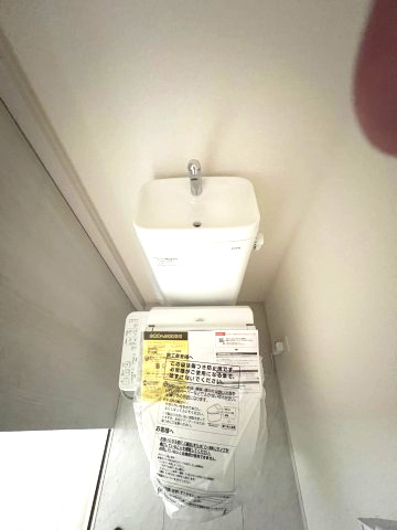 青梅市長淵３丁目　新築戸建全7棟のトイレ|2階トイレには快適な温水洗浄便座付