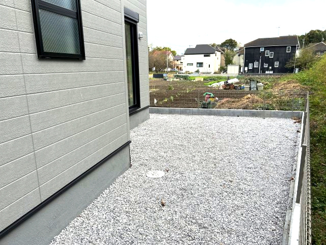 青梅市長淵３丁目　新築戸建全7棟の庭|砂利が敷いてある広々とした庭｡