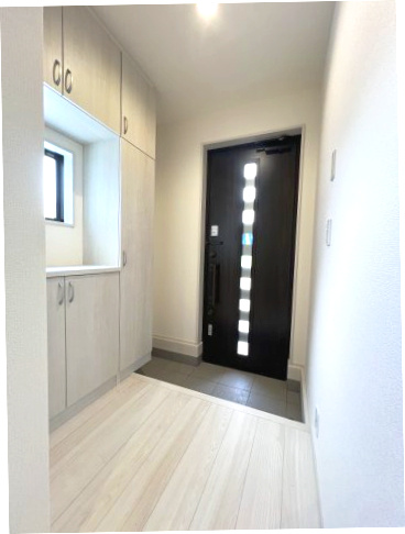 青梅市長淵３丁目　新築戸建全7棟の玄関|いつも気持ち良くご家族を迎えられる玄関収納付