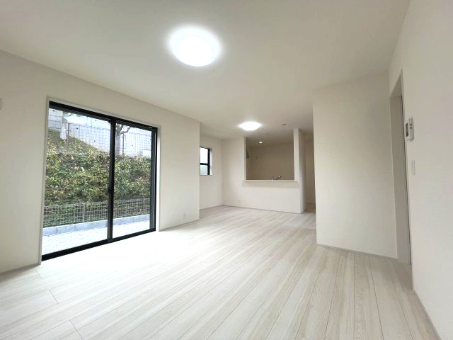 青梅市長淵３丁目　新築戸建全7棟の居間・リビング|18.0帖のLDK｡窓から明るく暖かな光がたくさん入り居心地の良い空間です･