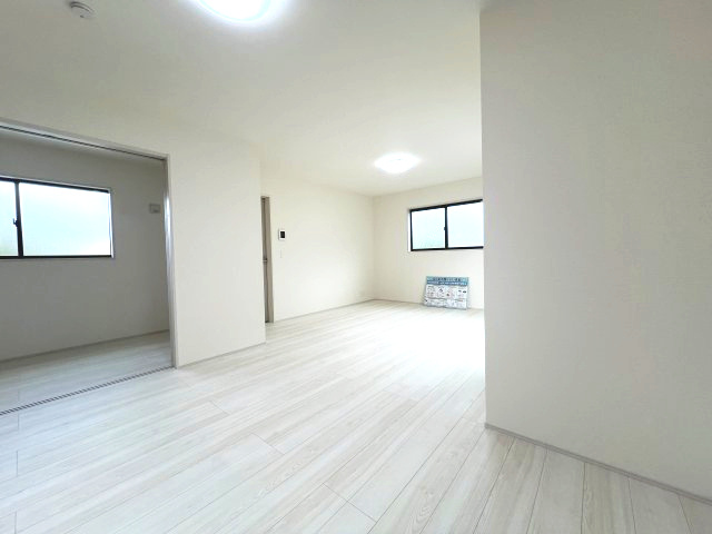 青梅市長淵３丁目　新築戸建全7棟の居間・リビング|木の温もりがやさしいフローリング