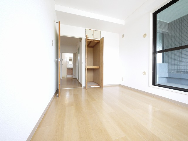 矢追マンションの洋室