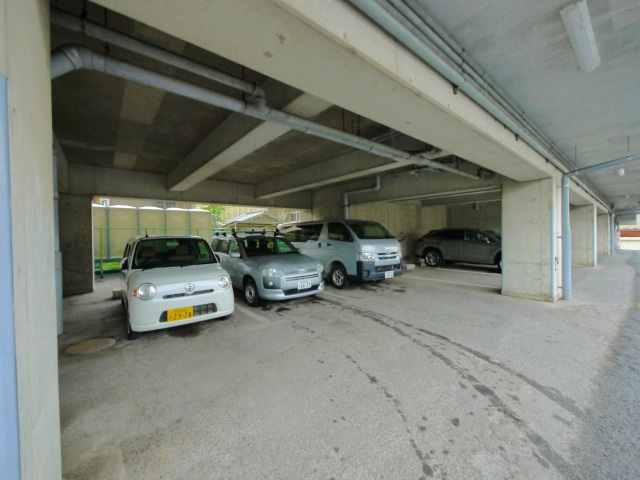 矢追マンションの駐車場