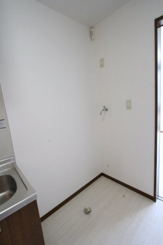 ボナールⅡの設備|キッチン横に洗濯機置場があります。