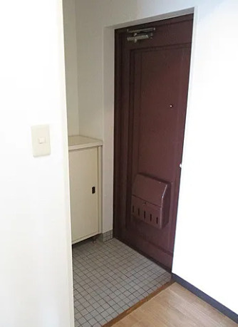 第1HIROハイツ【10.000円キャッシュバック対象】の玄関|明るい玄関です