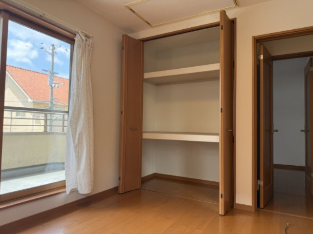 松山市南白水２丁目　戸建ての収納|衣類や生活用品をまとめて収納できる洋室