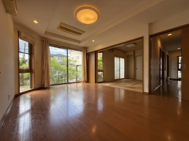 松山市南白水２丁目　戸建ての居間・リビング|明るく開放感があり、家族がくつろげるリビング