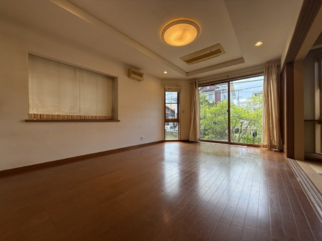 松山市南白水２丁目　戸建ての居間・リビング|落ち着いた雰囲気でくつろげるリビング