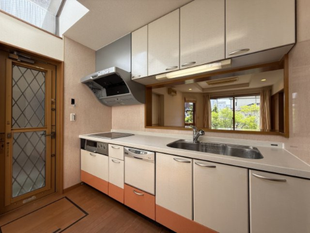 松山市南白水２丁目　戸建てのキッチン|家事動線に配慮した、使い勝手の良いキッチン