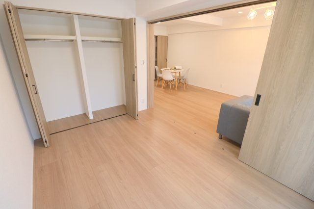 【洋室】 | ライオンズマンション上福岡第3　（ふじみ野店） | 洋室5.7帖
大型クローゼットがあり収納量も豊富です。