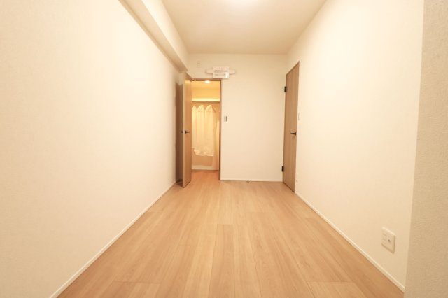 【洋室】 | ライオンズマンション上福岡第3　（ふじみ野店） | 洋室5.9帖
主寝室にはウォークインクローゼットもございます。