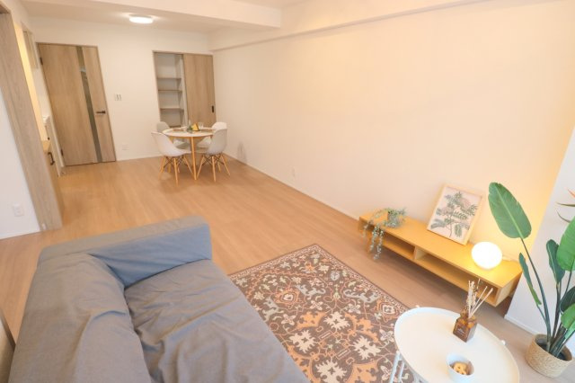 【居間・リビング】 | ライオンズマンション上福岡第3　（ふじみ野店） | リビングは明るく広々として、家族の時間を大事にする住まい。