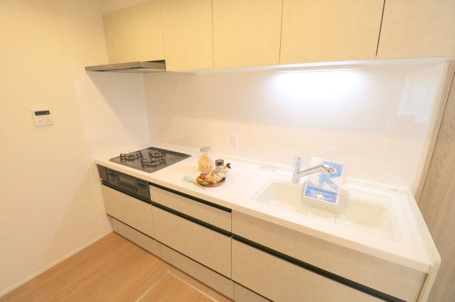 【キッチン】 | ライオンズマンション上福岡第3　（ふじみ野店） | 白を基調にした明るいキッチン。キッチン小物が鮮やかに映えます。