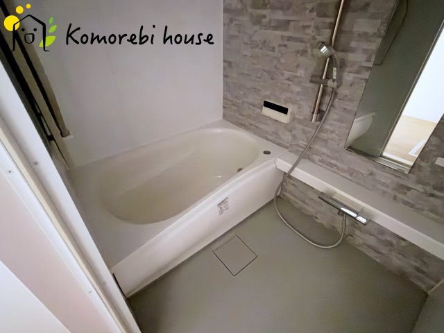 パークタウン若宮　1号棟の浴室|白とグレーでおちついた雰囲気のお風呂です