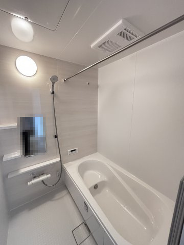 広島市安佐南区安東４丁目の新築一戸建の浴室|ゆったり腰掛けて半身浴が楽しめるベンチ式浴槽。
