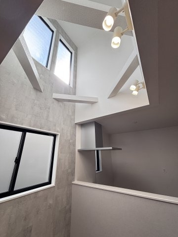 広島市安佐南区安東４丁目の新築一戸建の居間・リビング|上部吹き抜け。デザイン性が高く、リビングの印象をアップ。
