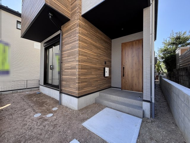 広島市安佐南区安東４丁目の新築一戸建の玄関