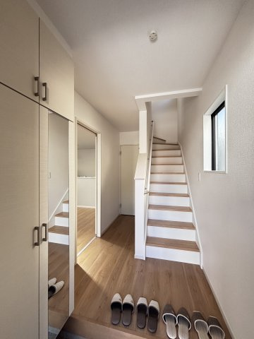 広島市安佐南区安東４丁目の新築一戸建の玄関