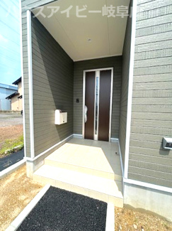 【玄関】 | 瑞穂市生津天王東町新築建売全3棟！耐震＋制震のお家！お車並列3台可能！インナーバルコニーのあるお家！ | 瑞穂市生津天王東町新築建売全3棟！耐震＋制震のお家！お車並列3台可能！インナーバルコニーのあるお家！