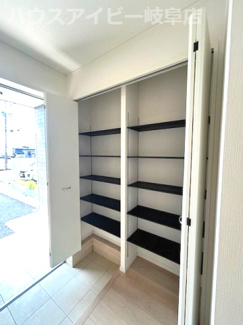 【玄関】 | 瑞穂市生津天王東町新築建売全3棟！耐震＋制震のお家！お車並列3台可能！インナーバルコニーのあるお家！ | 瑞穂市生津天王東町新築建売全3棟！耐震＋制震のお家！お車並列3台可能！インナーバルコニーのあるお家！