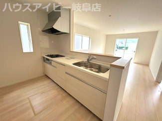 【キッチン】 | 瑞穂市生津天王東町新築建売全3棟！耐震＋制震のお家！お車並列3台可能！インナーバルコニーのあるお家！ | 瑞穂市生津天王東町新築建売全3棟！耐震＋制震のお家！お車並列3台可能！インナーバルコニーのあるお家！
