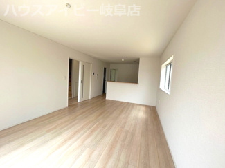 【居間・リビング】 | 瑞穂市生津天王東町新築建売全3棟！耐震＋制震のお家！お車並列3台可能！インナーバルコニーのあるお家！ | 瑞穂市生津天王東町新築建売全3棟！耐震＋制震のお家！お車並列3台可能！インナーバルコニーのあるお家！