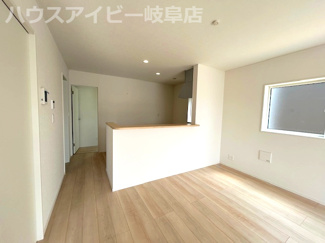 【居間・リビング】 | 瑞穂市生津天王東町新築建売全3棟！耐震＋制震のお家！お車並列3台可能！インナーバルコニーのあるお家！ | 瑞穂市生津天王東町新築建売全3棟！耐震＋制震のお家！お車並列3台可能！インナーバルコニーのあるお家！