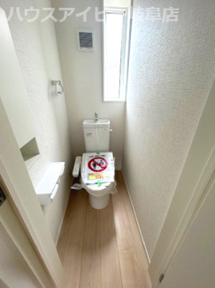 【トイレ】 | 瑞穂市生津天王東町新築建売全3棟！耐震＋制震のお家！お車並列3台可能！インナーバルコニーのあるお家！ | 瑞穂市生津天王東町新築建売全3棟！耐震＋制震のお家！お車並列3台可能！インナーバルコニーのあるお家！