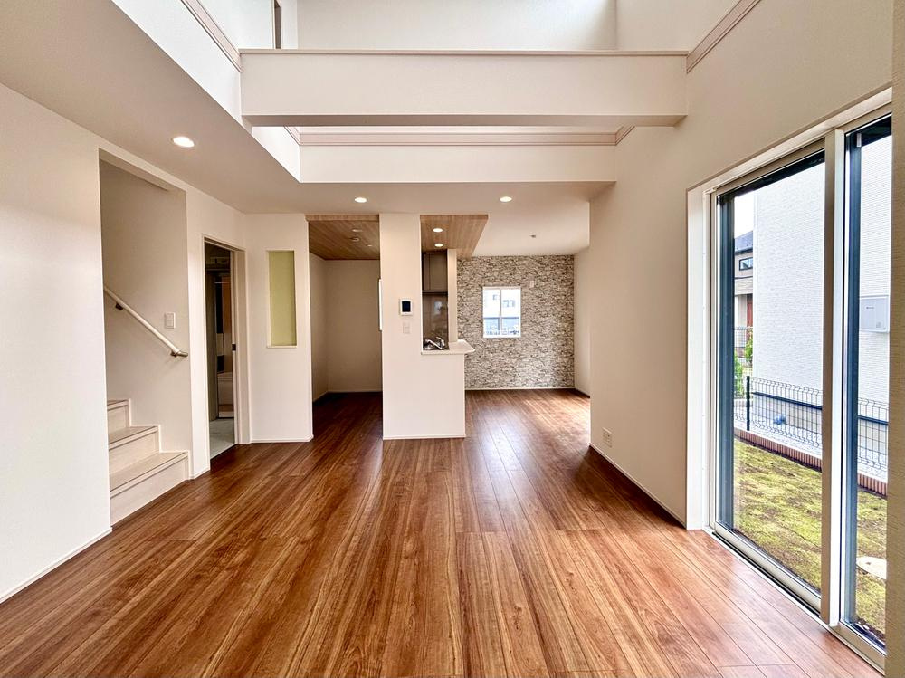 【Blooming Garden】花小金井前沢２期のキッチン|家事の時短にも繋がるビルトイン食洗機付。除菌・節水効果にも期待ができます。また、食器類などもサッと取り出しやすいスライド収納。