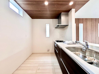 【キッチン】 | 【Blooming Garden】花小金井前沢２期 | 家事の時短にも繋がるビルトイン食洗機付。除菌・節水効果にも期待ができます。また、食器類などもサッと取り出しやすいスライド収納。