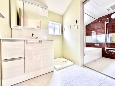 【洗面所】 | 【Blooming Garden】花小金井前沢２期 | 気持ちの良い朝をつくりだし、夕方には笑顔を取り戻させてくれるミラー。パウダールームはいつでも本来の自分を取り戻せる空間。明るく仕上げてあります。