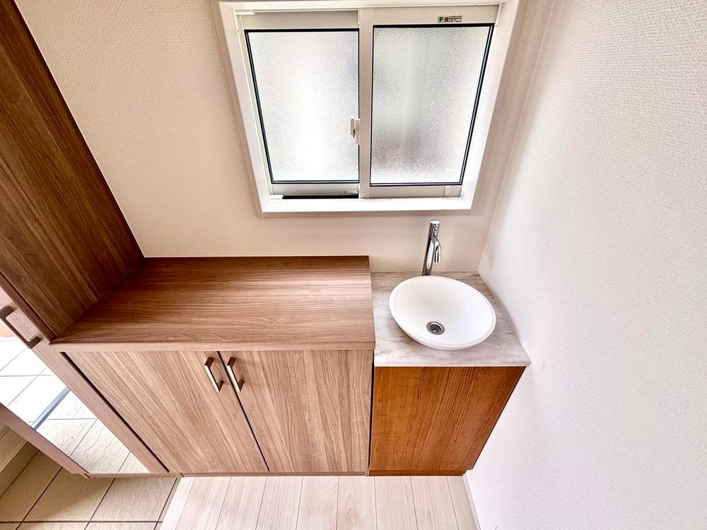 【Blooming Garden】花小金井前沢２期の玄関| 収納力のあるシューズボックス付き♪ご家族の履き物をたっぷり仕舞えます。手洗い器も備わっており、帰宅後の手洗いがスムーズです。