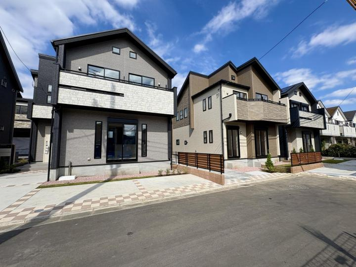 【Blooming Garden】花小金井前沢２期の外観|
◇子育てグリーン住宅支援事業対象◇
子育て世帯、若者夫婦世帯を対象とした支援事業となり、長期優良住宅・ZEH水準住宅
該当物件が補助金の対象となります。