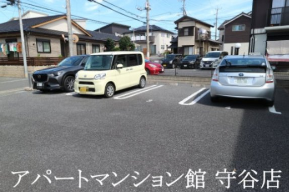プランドール清水の駐車場