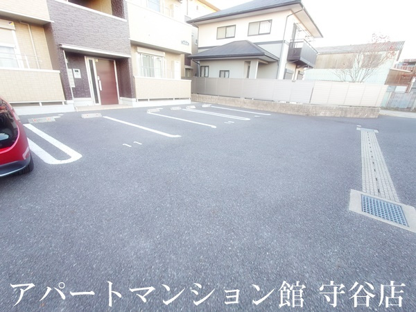 ソレイユBの駐車場