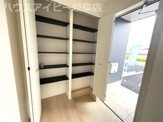 【玄関】 | 瑞穂市生津天王東町新築建売全3棟！耐震＋制震のお家！お車並列3台可能！インナーバルコニーのあるお家！ | 瑞穂市生津天王東町新築建売全3棟！耐震＋制震のお家！お車並列3台可能！インナーバルコニーのあるお家！