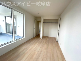 【洋室】 | 瑞穂市生津天王東町新築建売全3棟！耐震＋制震のお家！お車並列3台可能！インナーバルコニーのあるお家！ | 瑞穂市生津天王東町新築建売全3棟！耐震＋制震のお家！お車並列3台可能！インナーバルコニーのあるお家！