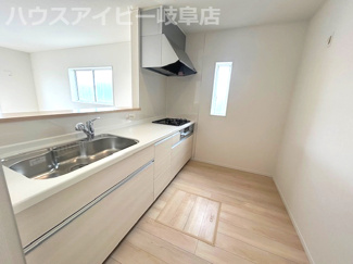 【キッチン】 | 瑞穂市生津天王東町新築建売全3棟！耐震＋制震のお家！お車並列3台可能！インナーバルコニーのあるお家！ | 瑞穂市生津天王東町新築建売全3棟！耐震＋制震のお家！お車並列3台可能！インナーバルコニーのあるお家！
