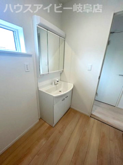 【独立洗面台】 | 瑞穂市生津天王東町新築建売全3棟！耐震＋制震のお家！お車並列3台可能！インナーバルコニーのあるお家！ | 瑞穂市生津天王東町新築建売全3棟！耐震＋制震のお家！お車並列3台可能！インナーバルコニーのあるお家！