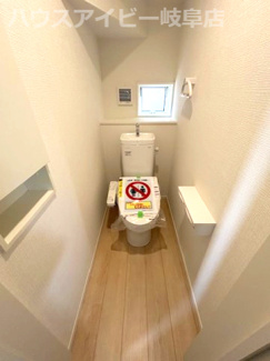 【トイレ】 | 瑞穂市生津天王東町新築建売全3棟！耐震＋制震のお家！お車並列3台可能！インナーバルコニーのあるお家！ | 瑞穂市生津天王東町新築建売全3棟！耐震＋制震のお家！お車並列3台可能！インナーバルコニーのあるお家！