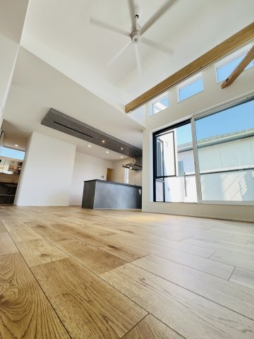 NATURAL EDGE― 松風台の静寂と美意識 ―の居間・リビング